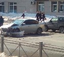В Южно-Сахалинске водитель нарушил ПДД и получил удар в капот
