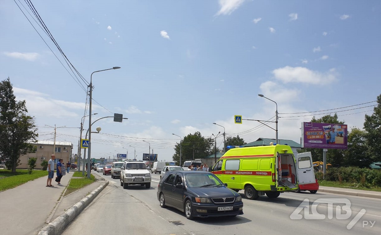 Автомобиль сбил женщину на пешеходном переходе в Южно-Сахалинске