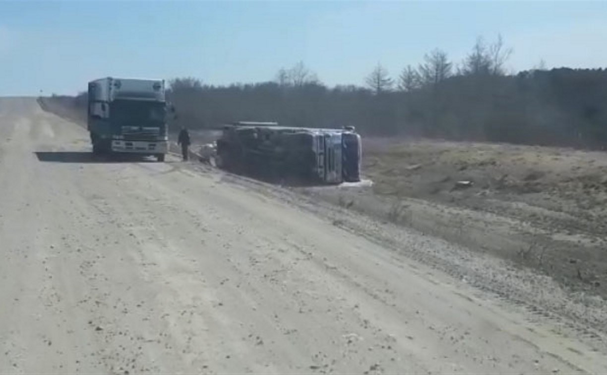 Грузовоз перевернулся в Охинском районе