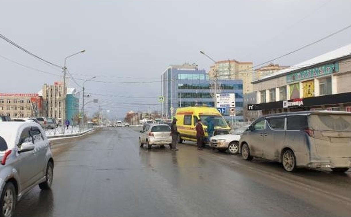 Пассажир Toyota Vitz пострадала в ДТП в Южно-Сахалинске