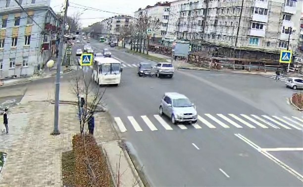 Появились кадры жёсткого ДТП на пересечении Ленина-Победы в Южно-Сахалинске