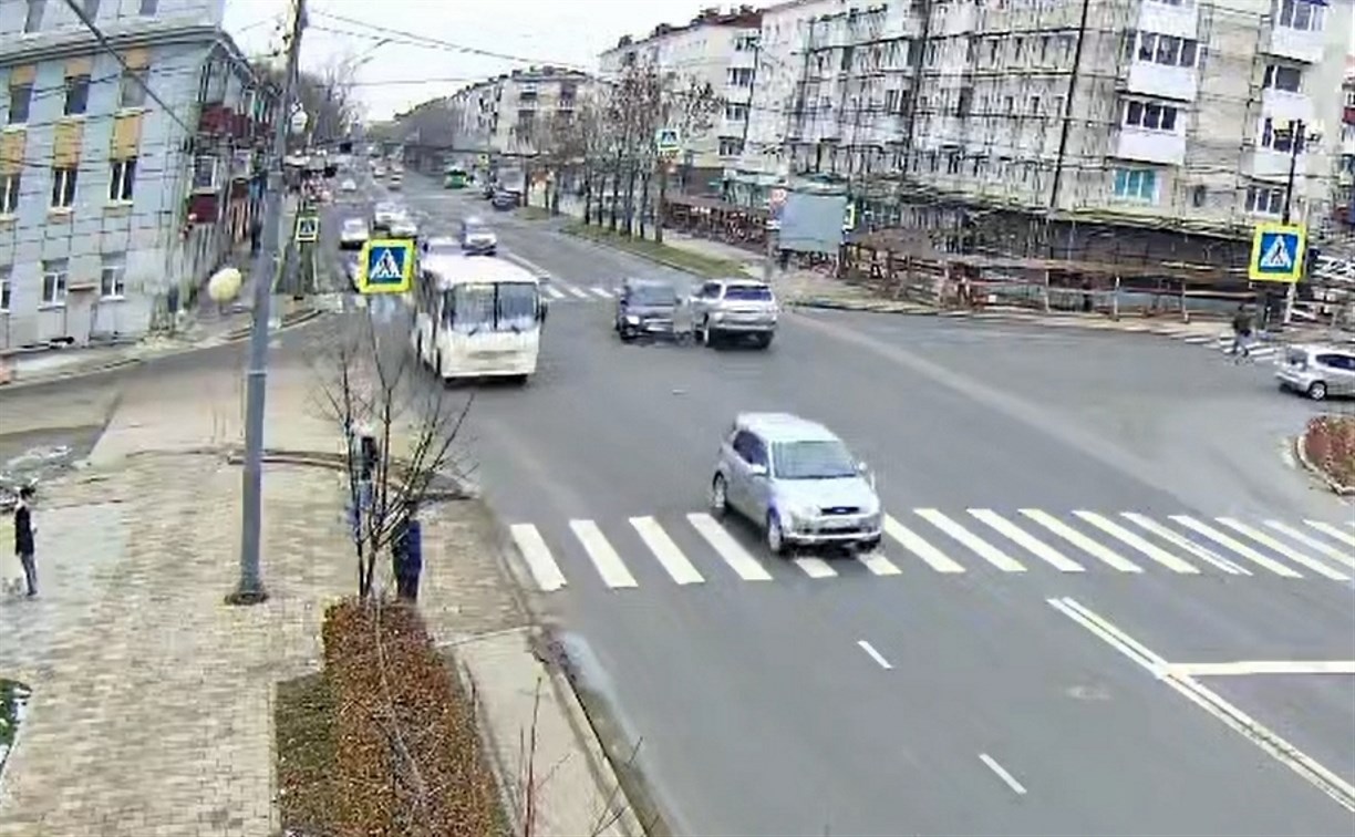 Появились кадры жёсткого ДТП на пересечении Ленина-Победы в Южно-Сахалинске 