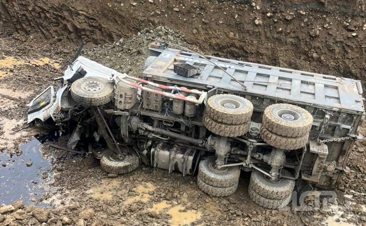 "Отказали тормоза": большегруз упал в котлован на охотской трассе 