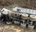 "Отказали тормоза": большегруз упал в котлован на охотской трассе