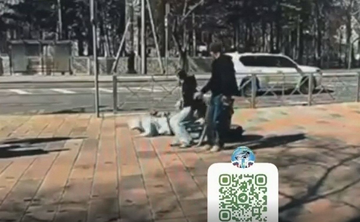 Две школьницы на самокате сбили с ног женщину в Южно-Сахалинске 