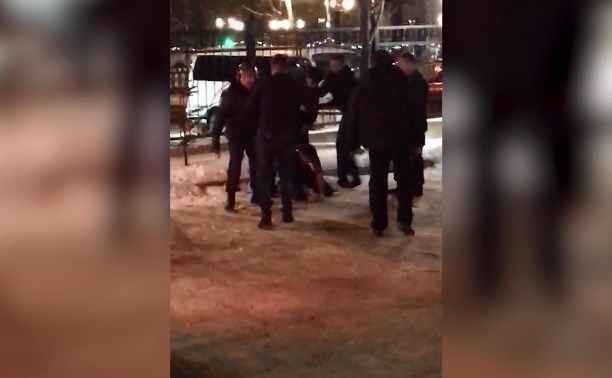 Охранник и посетитель подрались у ночного клуба в Южно-Сахалинске