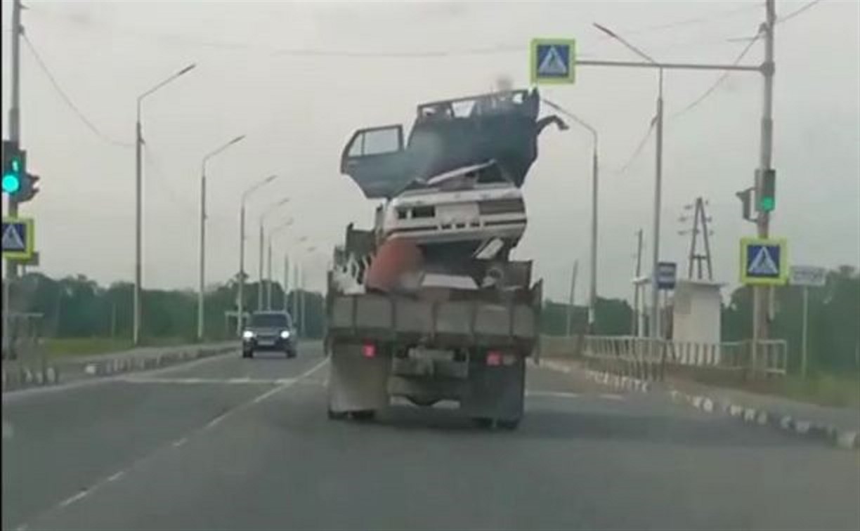 "Цирк приехал": на Сахалине по улицам промчался грузовик с пирамидой из автомобилей в кузове