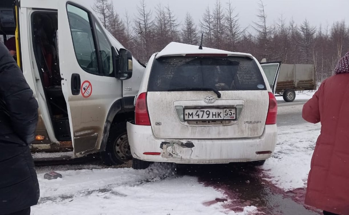 В сахалинском УГИБДД рассказали подробности аварии Toyota Fielder и автобуса маршрута № 112