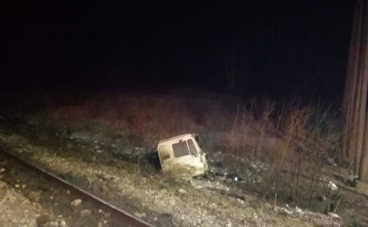 Водителя попавшего под поезд самосвала госпитализировали в Томаринскую ЦРБ