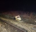 Водителя попавшего под поезд самосвала госпитализировали в Томаринскую ЦРБ