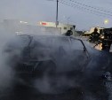 Автомобиль полыхал в Южно-Сахалинске