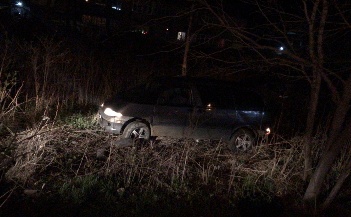 На Сахалине два угнанных автомобиля врезались друг в друга во время погони