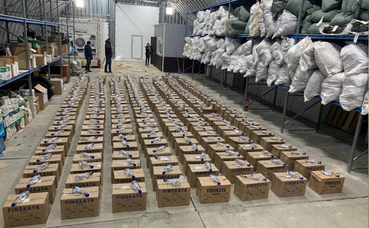 Тысячи бутылок немаркированного алкоголя на 1,7 миллиона рублей изъяли у предпринимателя на Сахалине