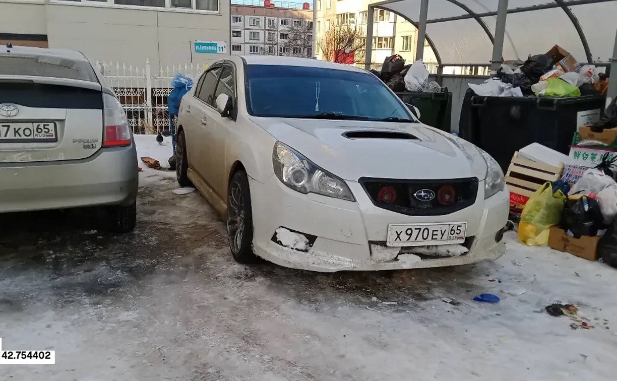 Из-за "мастеров парковки" у трёх домов в Южно-Сахалинска мусорные баки остались полными