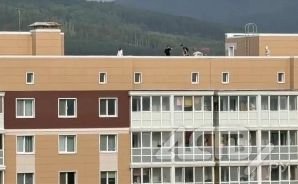 Компания подростков устроила бег с препятствиями на крыше девятиэтажки в Южно-Сахалинске