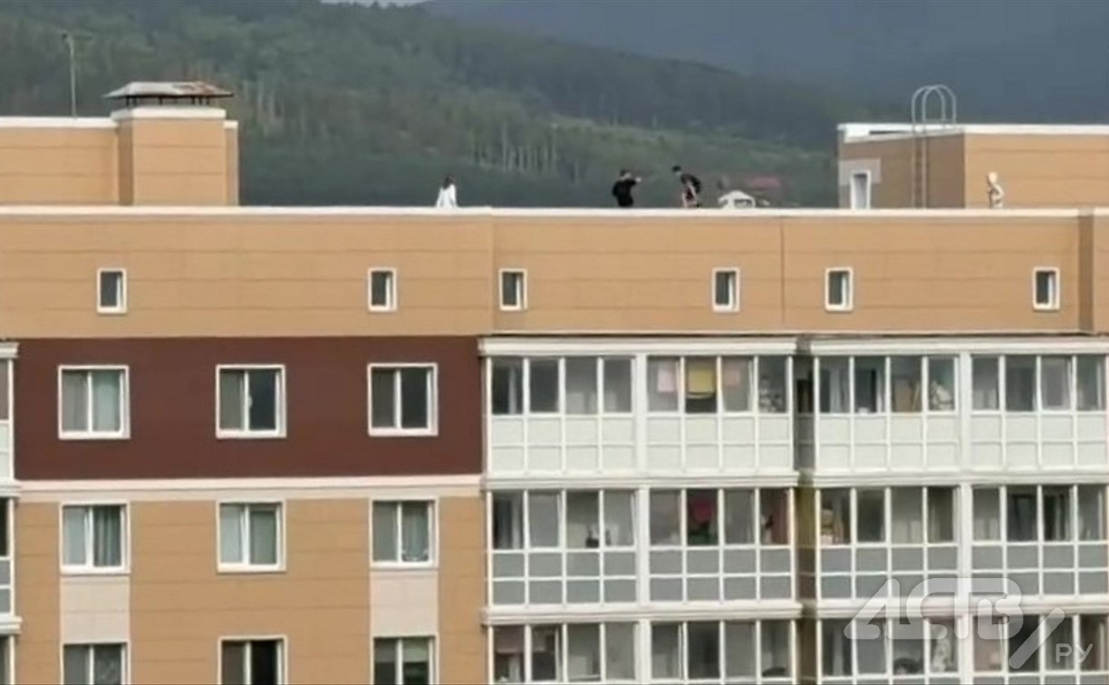 Компания подростков устроила бег с препятствиями на крыше девятиэтажки в Южно-Сахалинске