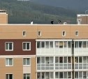 Компания подростков устроила бег с препятствиями на крыше девятиэтажки в Южно-Сахалинске
