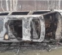 В пригороде Южно-Сахалинска сгорел микроавтобус (ВИДЕО)