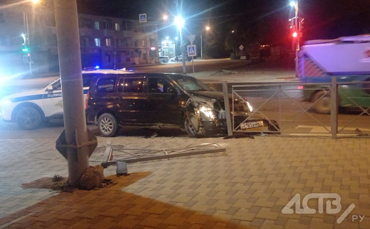 Серьёзное ДТП произошло в Южно-Сахалинске - автомобиль пробил ограждение