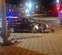 Серьёзное ДТП произошло в Южно-Сахалинске - автомобиль пробил ограждение