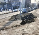 Разбили газон, не дают пройти: автомобилисты устроили стихийную парковку у кафе в Южно-Сахалинске 
