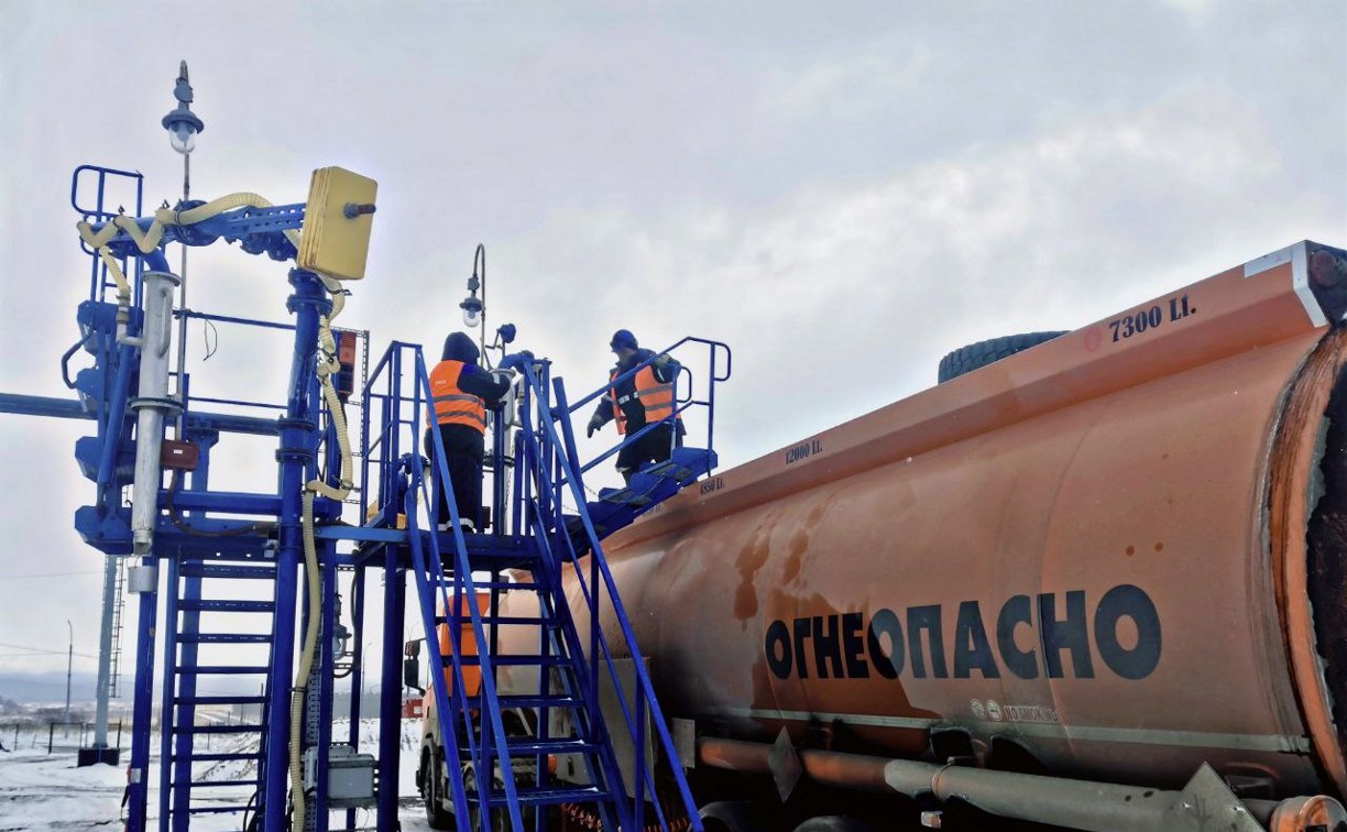 Первый бензовоз с топливом отправился от нового нефтеналивного терминала в Ильинском