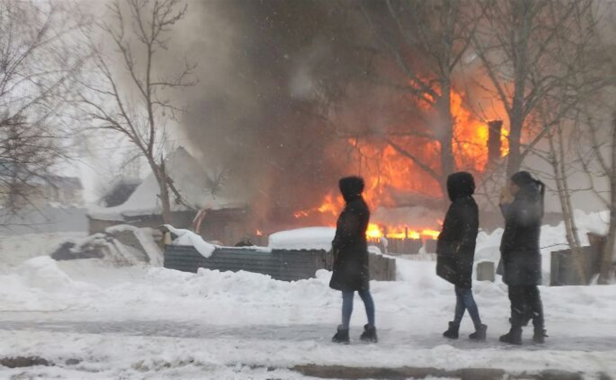 Барак загорелся на улице Железнодорожной в Южно-Сахалинске