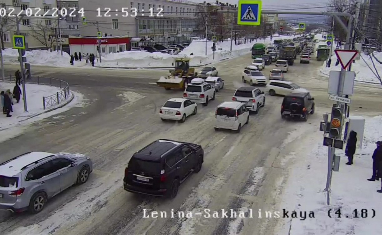 Внедорожник и универсал врезались на перекрёстке в Южно-Сахалинске - видео c камеры