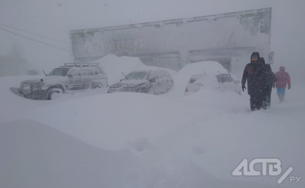 Четвёртый день циклона: 16 районов Сахалинской области продолжит заваливать снегом