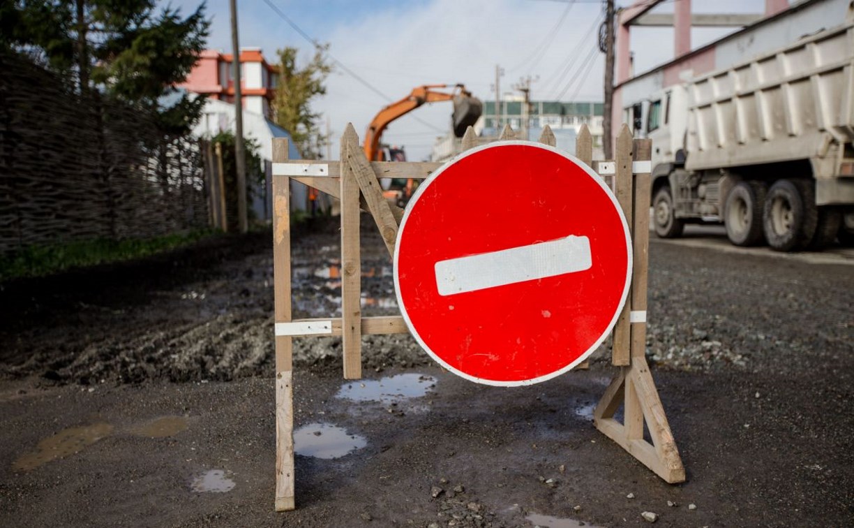 Текущий ремонт дорог продолжают в Южно-Сахалинске 