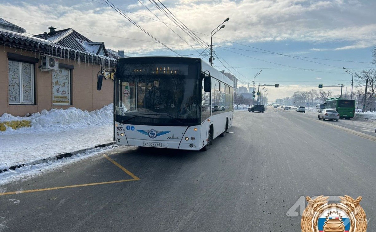 Пассажирка автобуса №63 в Южно-Сахалинске пострадала при резком торможении