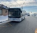 Пассажирка автобуса №63 в Южно-Сахалинске пострадала при резком торможении