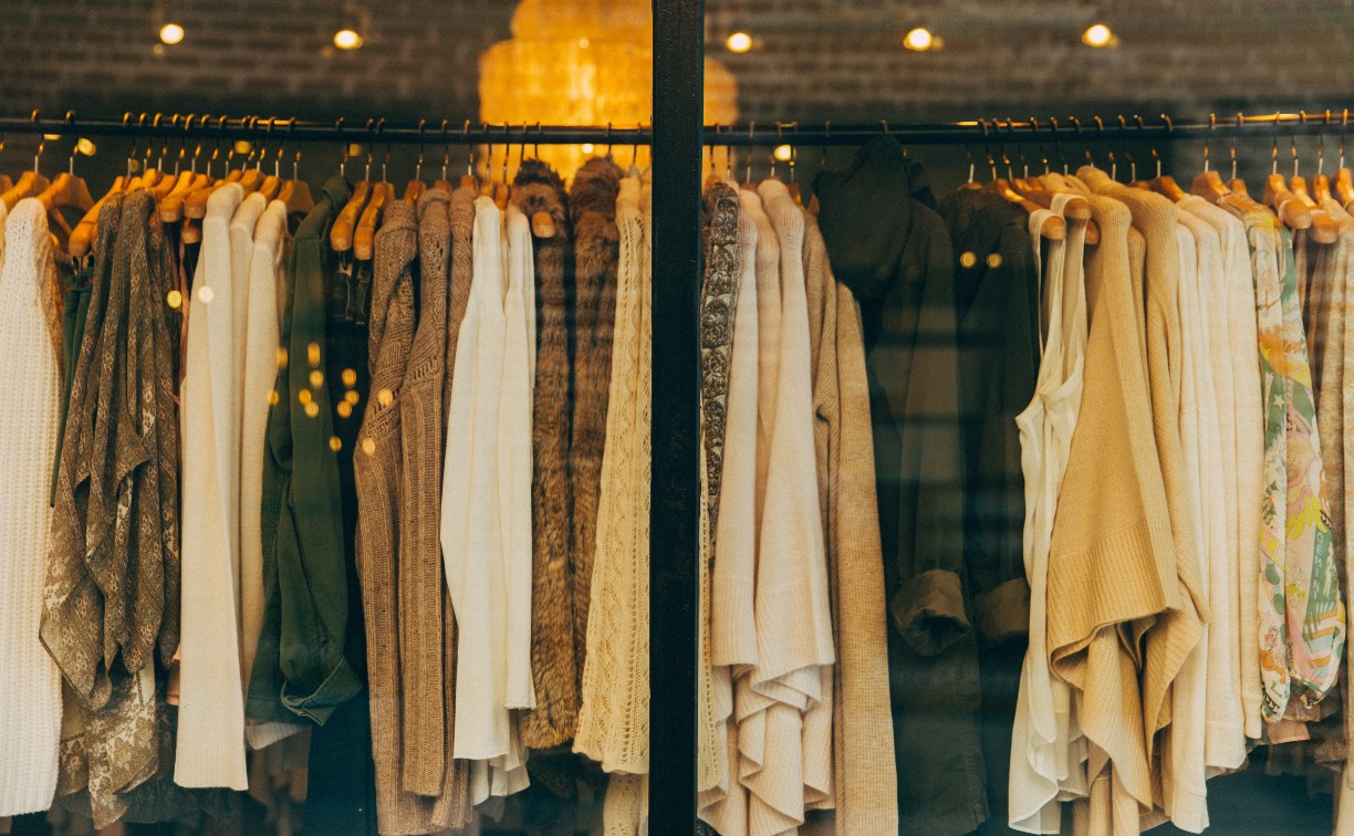 Житель Южно-Сахалинска продал прохожему куртку, похищенную в магазине