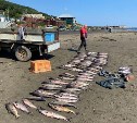 Бросали лодки и машины с рыбой: браконьеров задержали сахалинские пограничники во Взморье