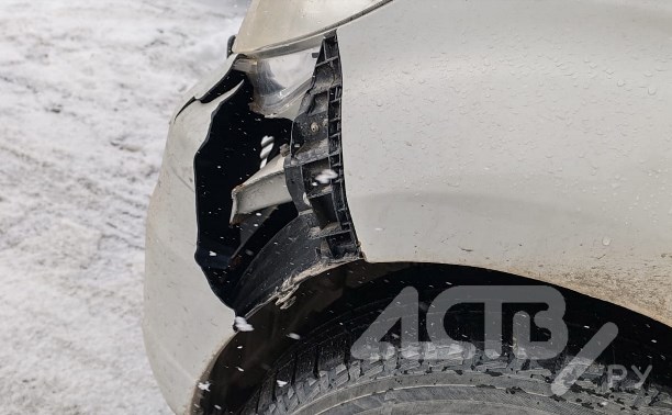 В Южно-Сахалинске водитель Mitsubishi Pajero Sport сдавал назад, врезался в Rush и скрылся 