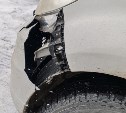 В Южно-Сахалинске водитель Mitsubishi Pajero Sport сдавал назад, врезался в Rush и скрылся 
