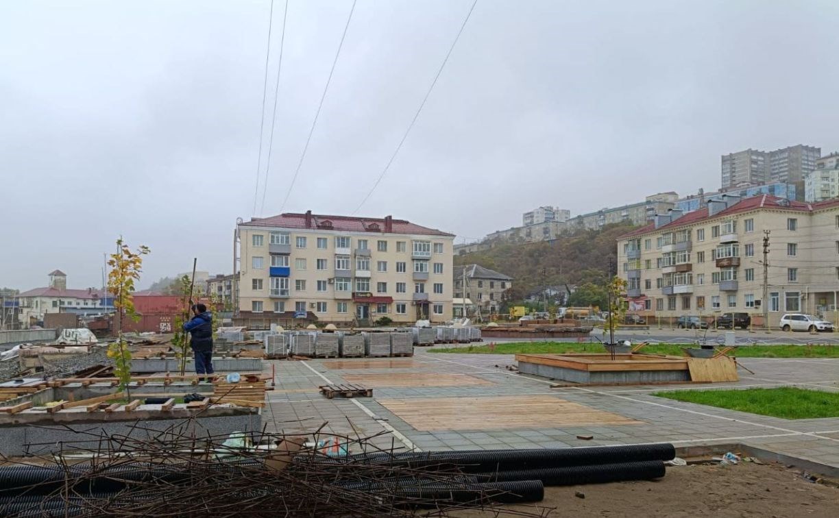 В Холмске подходит к концу реконструкция площади Мира