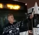 Водитель рейсового автобуса в Южно-Сахалинске показал, как двумя флажками разгонит пробки