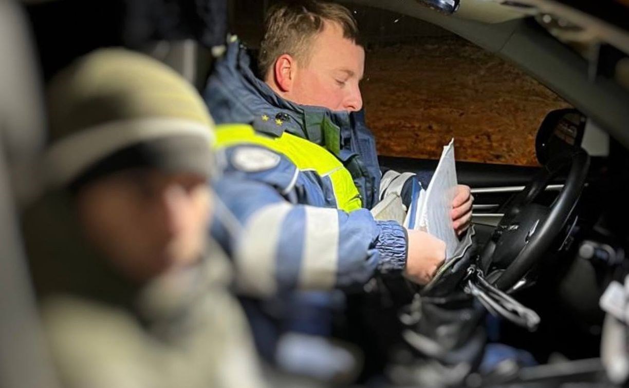 В Южно-Сахалинске экипаж ДПС нашёл наркотики у взволнованного пешехода