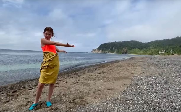 "Пляж широкий, вода тёплая, плаваю только я, да чайки": обзор на Курилы от юной путешественницы