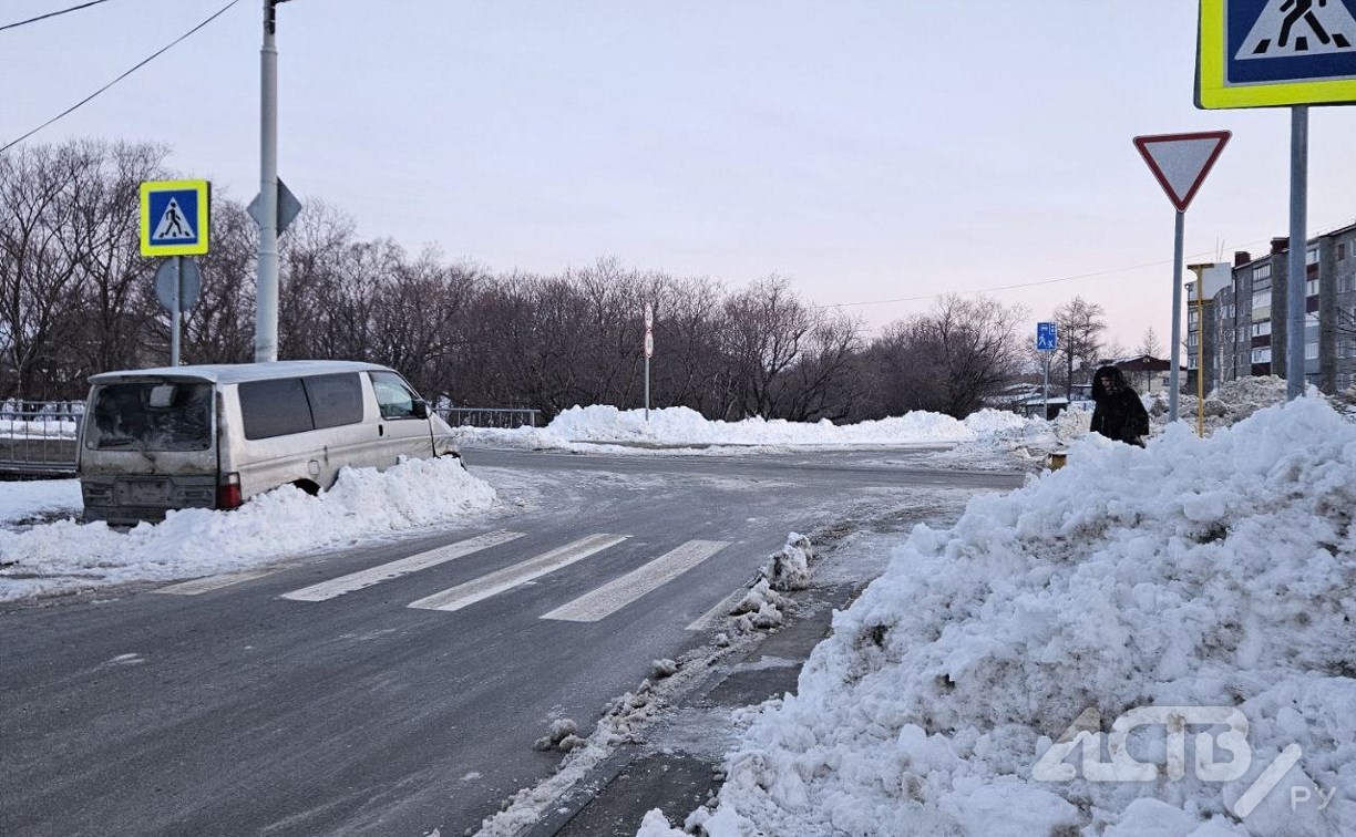 Брошенное после ДТП авто три дня блокирует пешеходный переход в Луговом