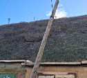 Повисший на проводах столб подпёрли доской в Углегорске