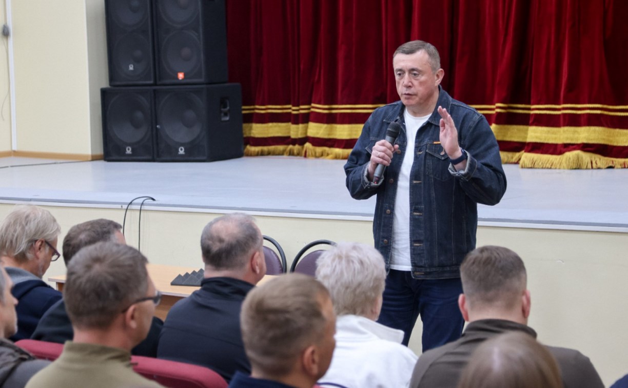 "Все дома отремонтируют до 1 октября": Валерий Лимаренко встретился с жителями Северо-Курильского района