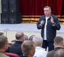 "Все дома отремонтируют до 1 октября": Валерий Лимаренко встретился с жителями Северо-Курильского района