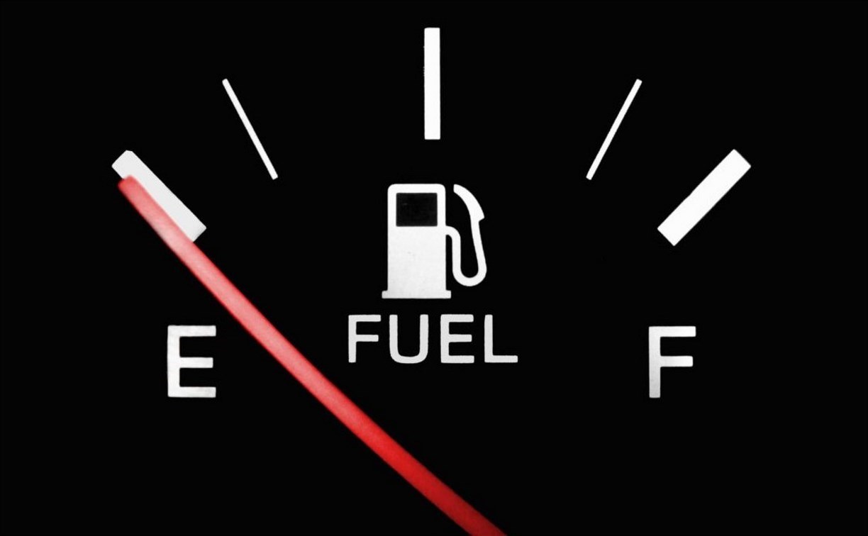 Топливо из погрузчика решил слить курильчанин, в автомобиле которого опустел бак 