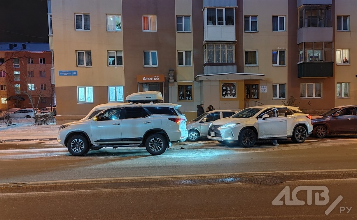 Очевидцев столкновения Toyota Fortuner и Lexus RX450h ищут в Южно-Сахалинске