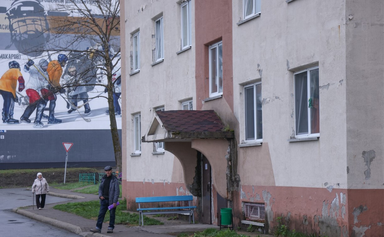 "Воды быть не должно": губернатор проверил состояние домов в Макарове и остался недоволен