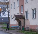 "Воды быть не должно": губернатор проверил состояние домов в Макарове и остался недоволен