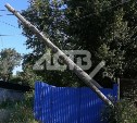 "Или рухнет или замкнёт всё": в Южно-Сахалинске столб повис на проводах