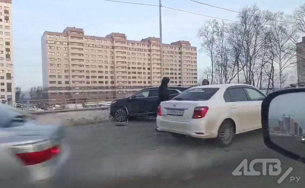 Легковушки столкнулись на проспекте Мира в Южно-Сахалинске